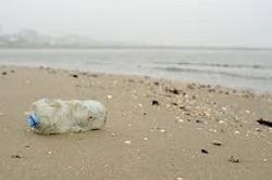 Sulle spiagge italiane ovunque plastica usa e getta