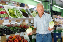 Anziani e negozi sottocasa