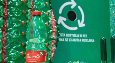 La bottiglia in plastica riciclata da Ferrarelle