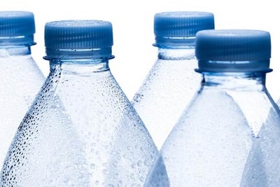 Via libera alle bottiglie di plastica riciclate al 100%