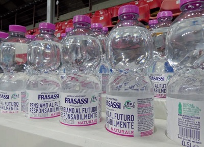 Con la nuova bottiglia in rPET, Acqua Frasassi pensa al futuro responsabilmente
