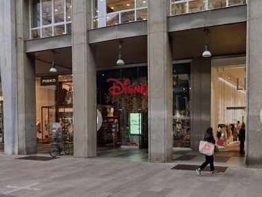 Disney store chiude i negozi italiani