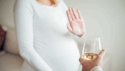 Alcol in gravidanza, visti i danni al cervello del nascituro