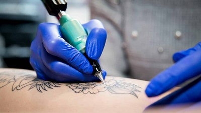 Tatuaggi e trucco permanente, le restrizioni dell’UE