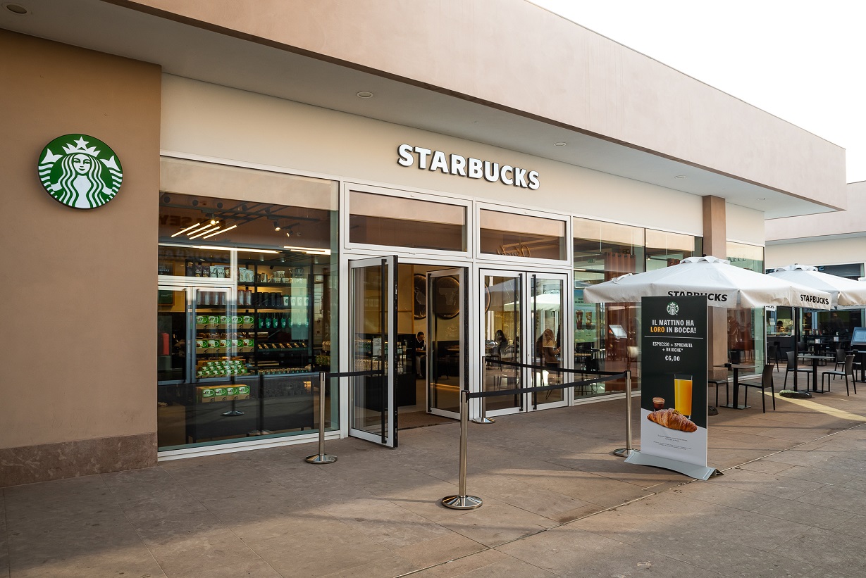 Cresce Starbucks® che apre un nuovo locale al Torino Outlet Village
