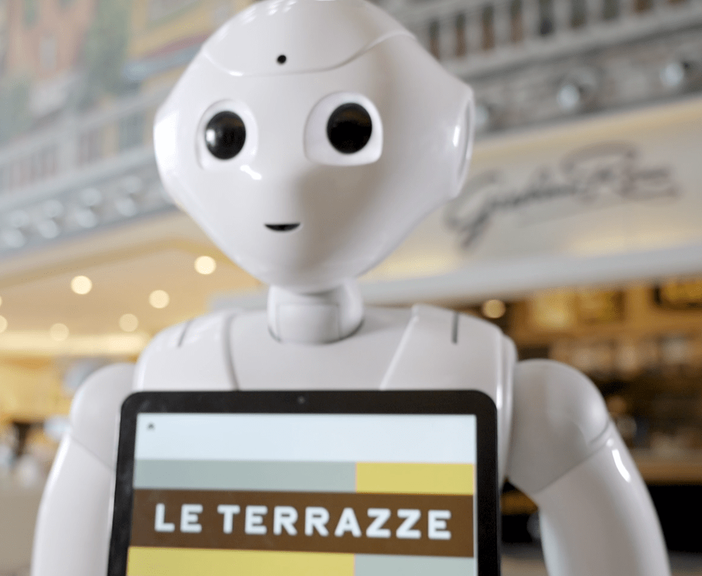 Il robot Pepper ha accolto i clienti a Le Terrazze di La Spezia