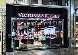 Doppia apertura per Victoria’s Secret, che inaugura gli store di Rimini e Milano