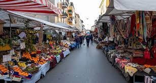 Il vento della crisi sulle bancarelle