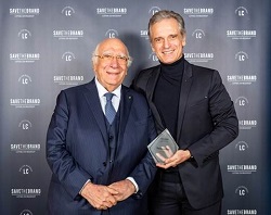 Gian Luca Rana insignito del premio Brand Hero a Save the Brand 2019