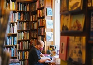 AIE: il mercato dei libri trade chiude a -1,5% nel 2024