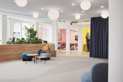 Cinque anni dopo il lockdown sono le nuove generazioni a guidare il ritorno in ufficio