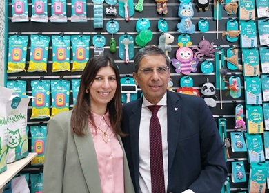 Rinaldo Franco riempie di coccole i pet