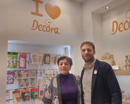 Attrezzi e decorazioni per la pasticceria domestica nel carrello