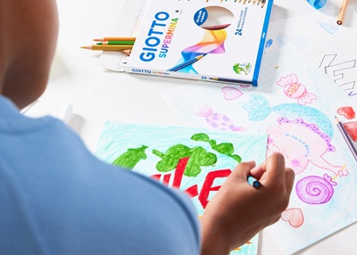 F.I.L.A. sostiene la ricerca pediatrica e porta i colori Giotto in reparto