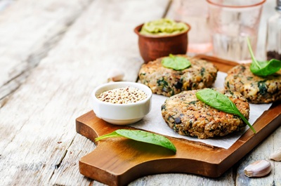 Italiani e prodotti a base vegetale, quasi 1 su 2 li consuma più volte al mese