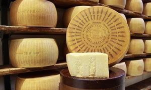 Parmigiano Reggiano: “bloccare pratiche sleali”